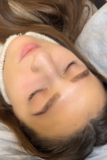 Venez restructurer vos sourcils chez Studio By Pau avec notre prestations browlift pour un rendu davantage marqué venez y ajouter du henné végétal qui teindra à la fois vos poils et votre peau. 